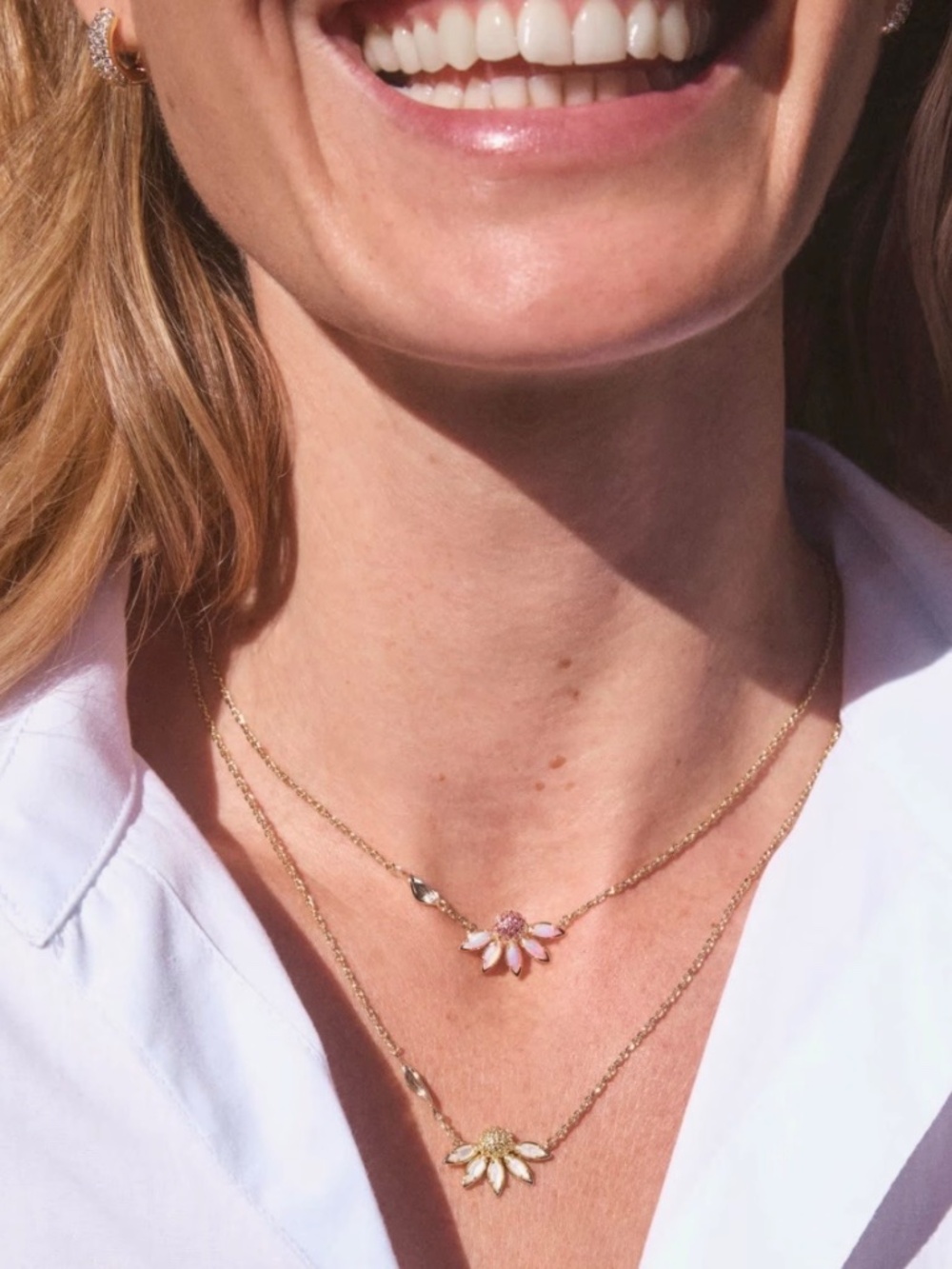 Kendra Scott Anya Flower Short Pendant Necklace in Ivory Mix - Picture 3 of 6